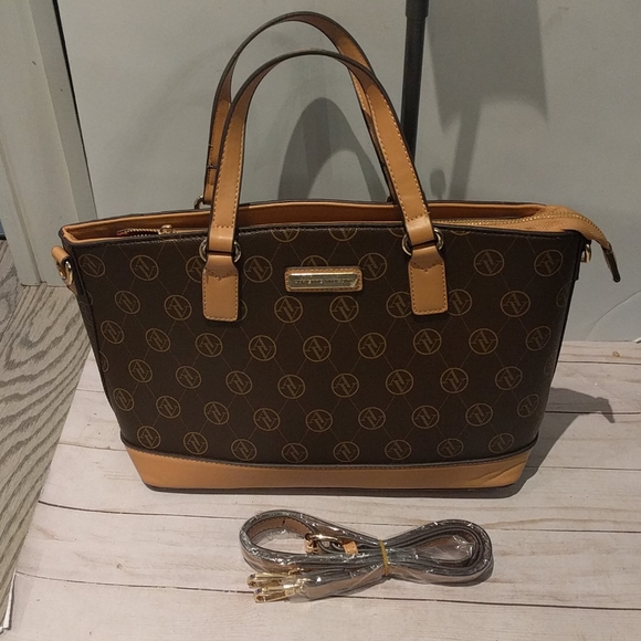 Beautiful tote by Adrianna Vittadini 🍀🍀 - Picture 2 of 8